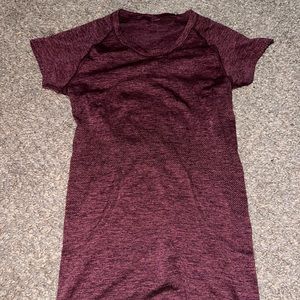 Lululemon maroon top
